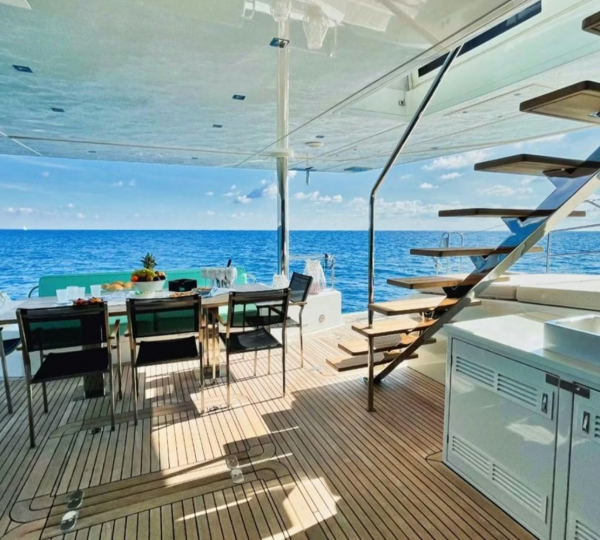 Opendeck Dining With Stairs