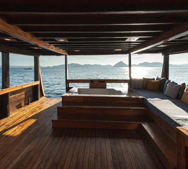 Opendeck Relaxation Area With Bathtub