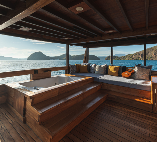 Opendeck Relaxation Area With Bathtub