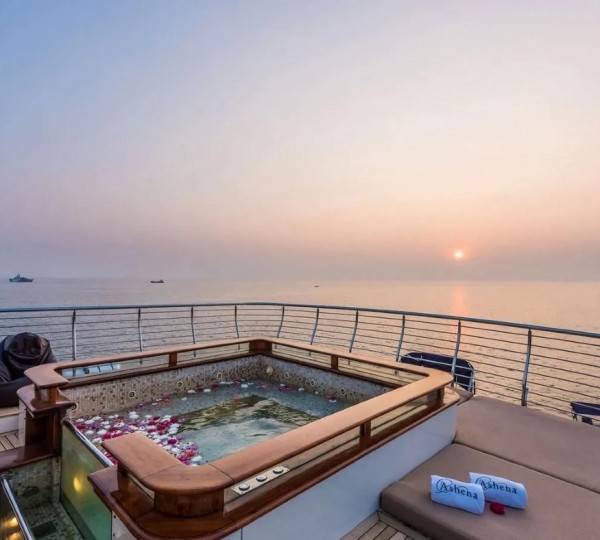 Opendeck With Mini Bathtub Area