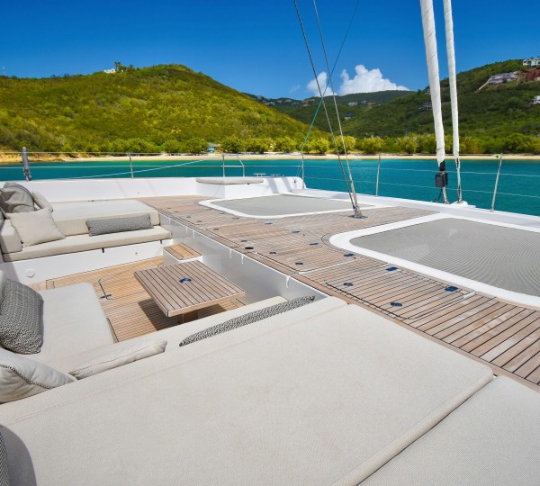 Foredeck seating and sunning