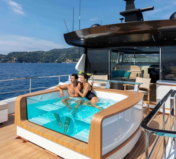 PROJECT PONZA Sistership Exterior - Flybridge Jacuzzi