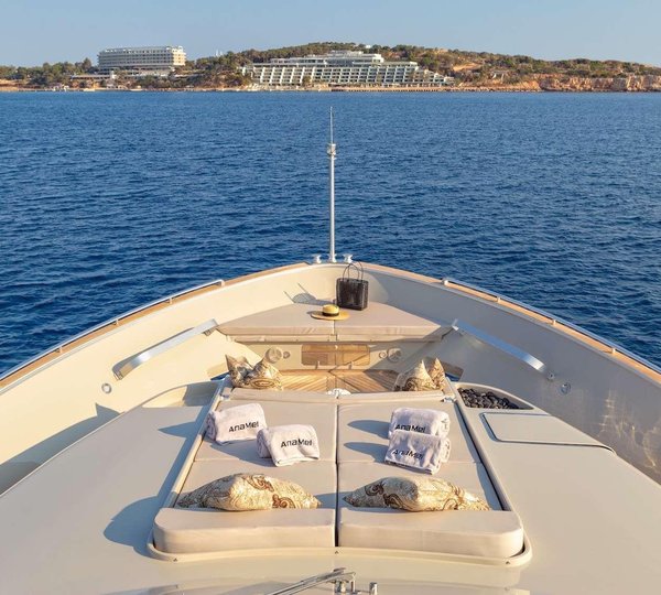 Foredeck view forward