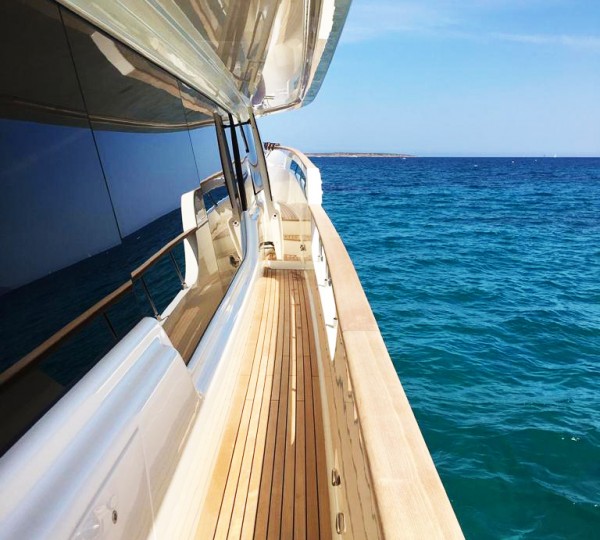 Palgremat Exterior - Side Walkways