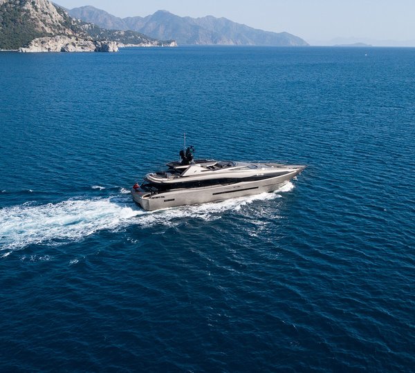Peri Motor Yacht FX - Powered Up