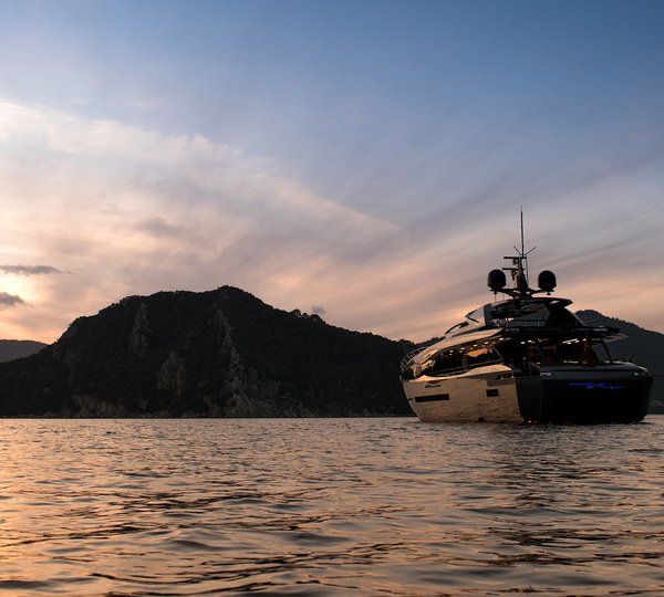 Peri Motor Yacht FX - Stern View