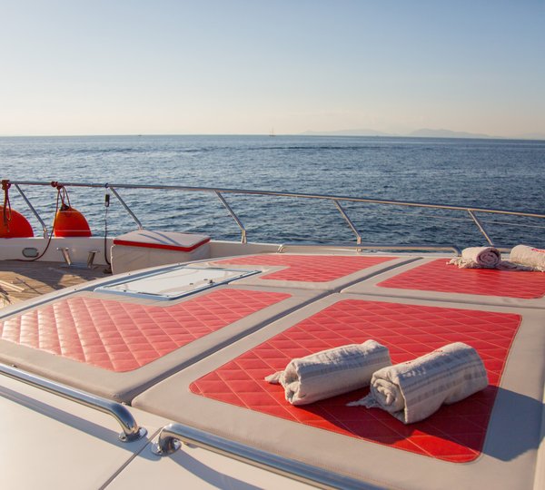 Posollipo Motor Yacht ALBATOR - Bow Sunpads