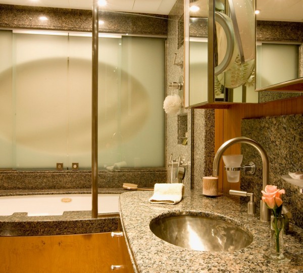 QUEEN AIDA Interior - Ensuite