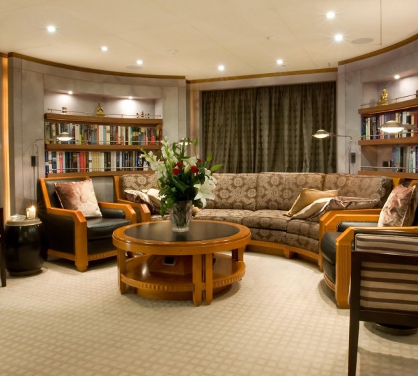 QUEEN AIDA Interior - Upper Deck Salon