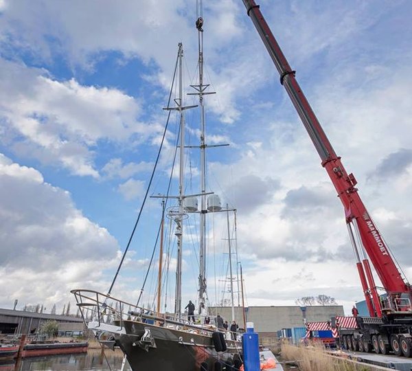 REESLE At Claasen Shipyard - Placing The Masts