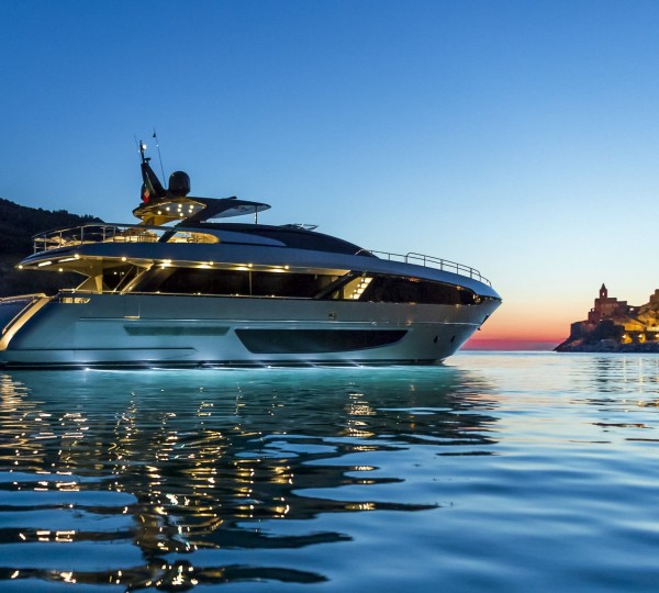 Yacht MAXIMUS, Riva | CHARTERWORLD Luxury Superyacht Charters