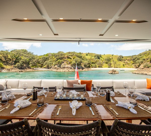 RUA MOANA Table Setting