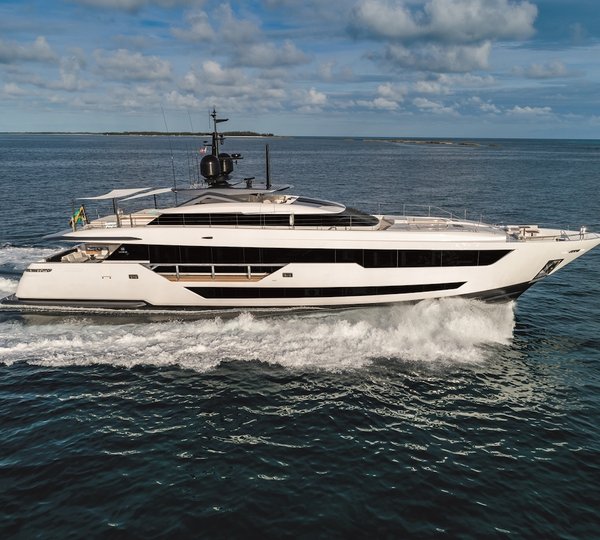 Running Profile Of The Yacht