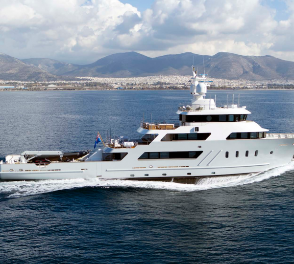 Running Profile Of The Yacht