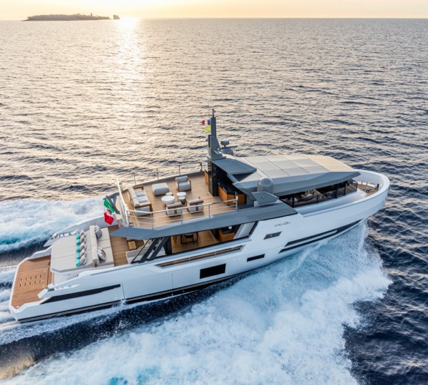 SHERPA XL HULL 2 Exterior - Cruising