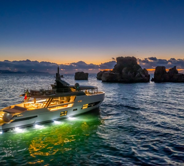 SHERPA XL HULL 2 Exterior - Cruising At Night