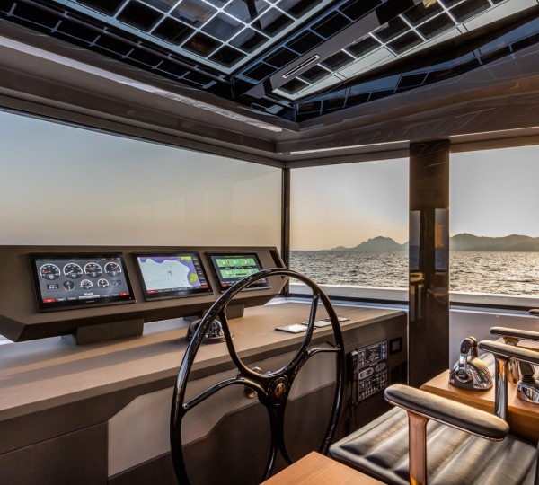 SHERPA XL HULL 2 Interior - Helm Controls