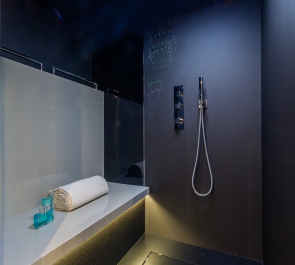 SHERPA XL HULL 2 Interior - Shower