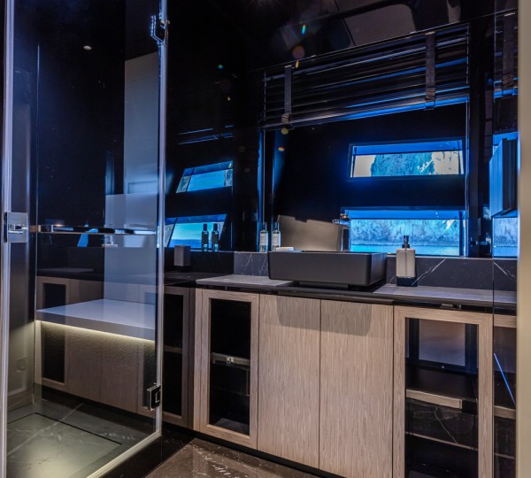 SHERPA XL HULL 2 Interior - VIP Ensuite