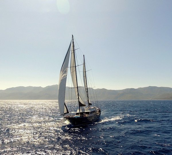 SY VIRTUOSO - Under Sail