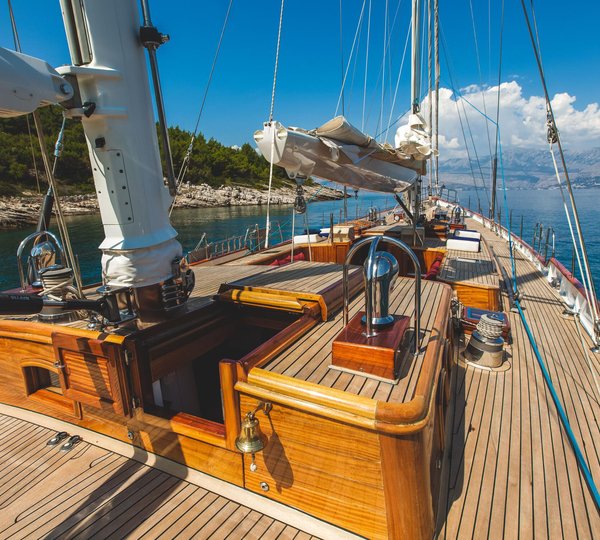 SY Lauran A Teak Deck All Over This Beauty