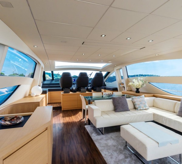 Salon With Dining And Lounge