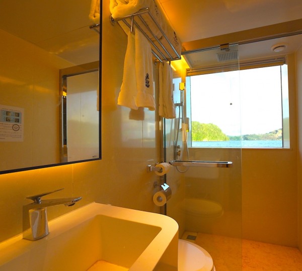Second Floor Main Deck Cabin Ensuite Bathroom