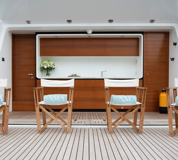 Spacious Swim Platform With Bar