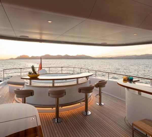 Sun Deck Bar And Jacuzzi