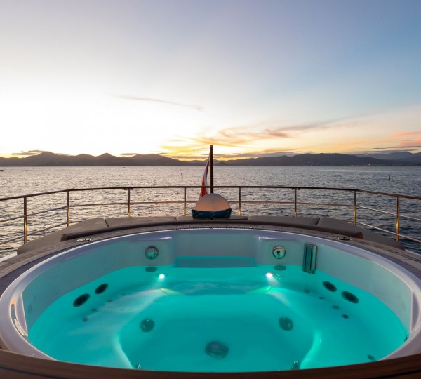 Sun Deck Circular Jacuzzi