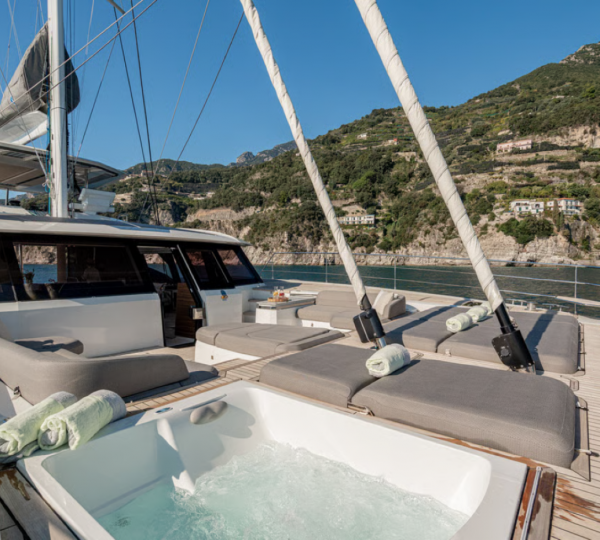 Sundeck Jacuzzi