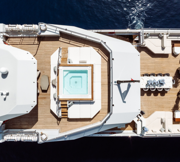 Sundeck Jacuzzi