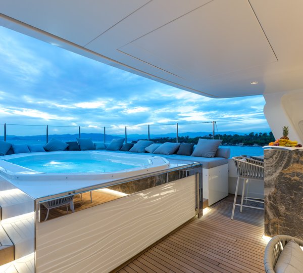 Sundeck Jacuzzi