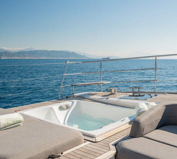 Sundeck Jacuzzi