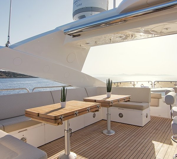 Sundeck By Day With Tables