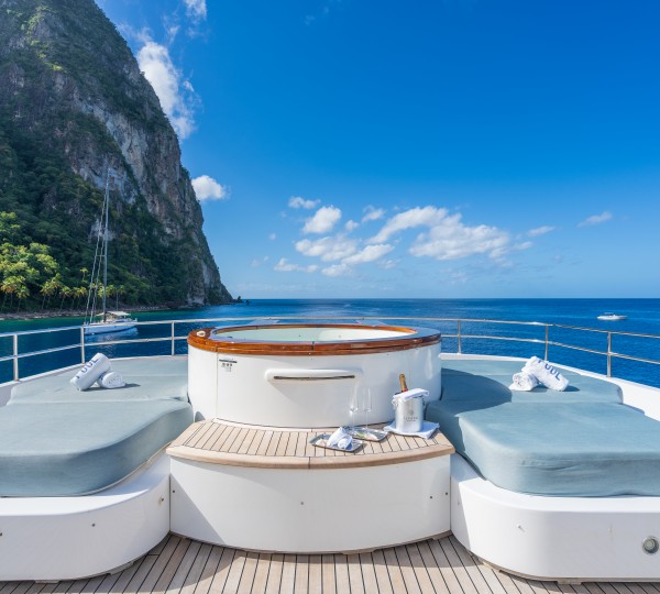 Sundeck Jacuzzi 