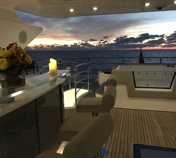 Sundeck Looking Aft To Tub