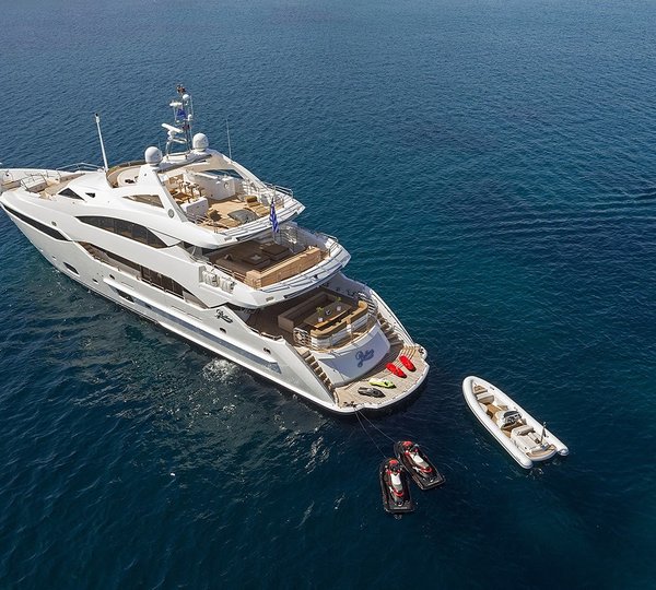 Sunseeker PATHOS - Anchored With Tender