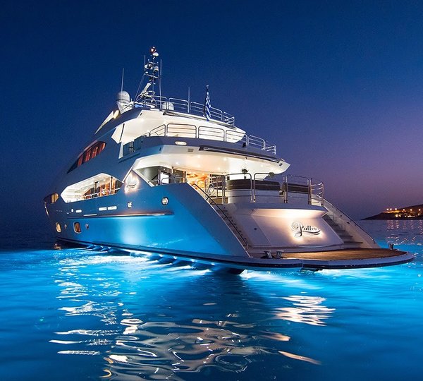 Sunseeker PATHOS - Stern View With Underwater Lights