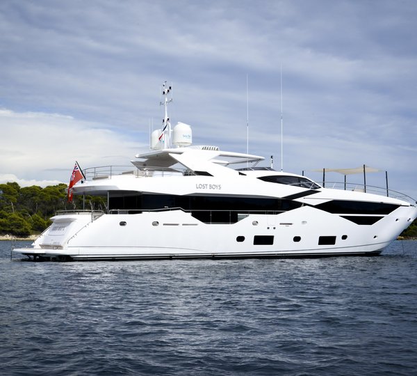Sunseeker Yacht LOST BOYS - Anchored 