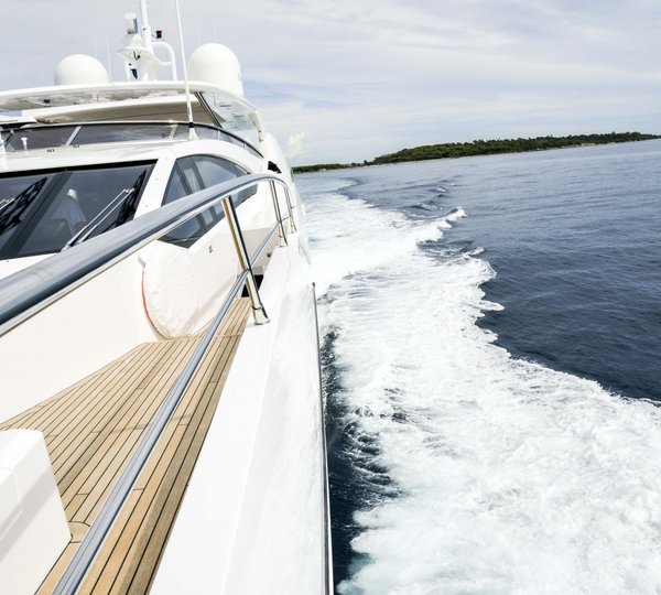 Sunseeker Yacht LOST BOYS - Sidedeck