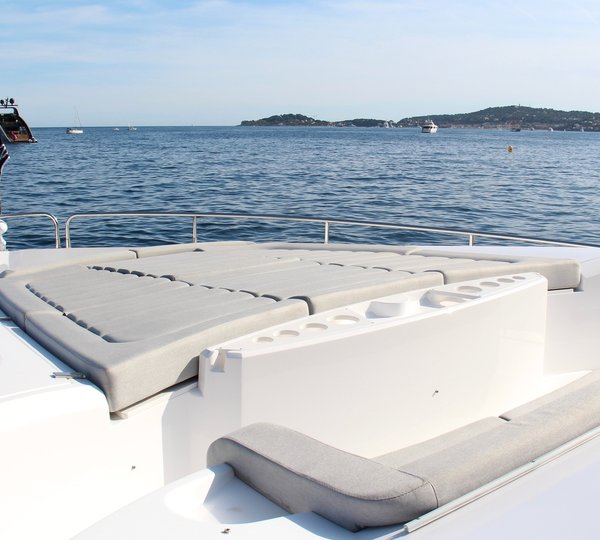 Sunseeker Motor Yacht MIA - Foredeck Sunpads