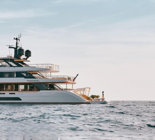 Superyacht ALLURIA