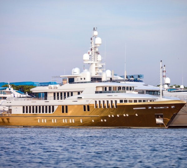 Superyacht BELLAMI.COM with vinyl wrap