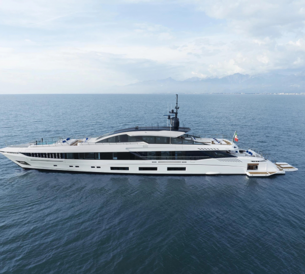 Superyacht SHE'S A 10 TOO