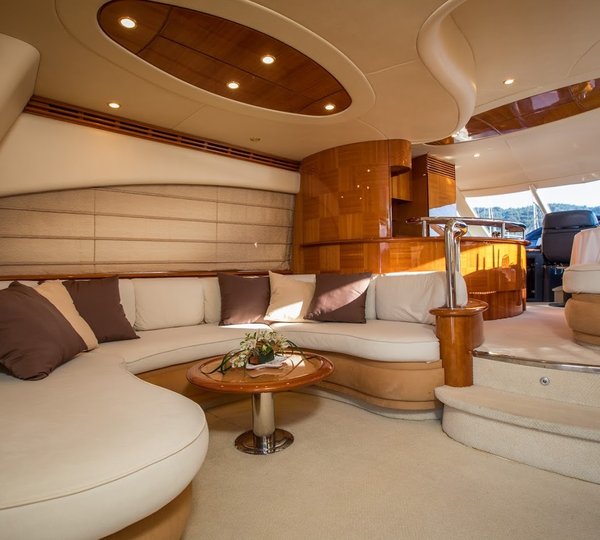 TAMARA L - Main salon