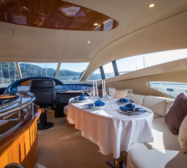 TAMARA L - Salon with dining table