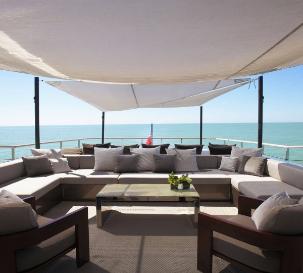 Tremenda Exterior - Top Deck