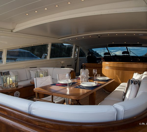 Upper Salon With Retractible Roof