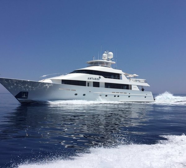 Westport Motor Yacht ANTARES - Underway